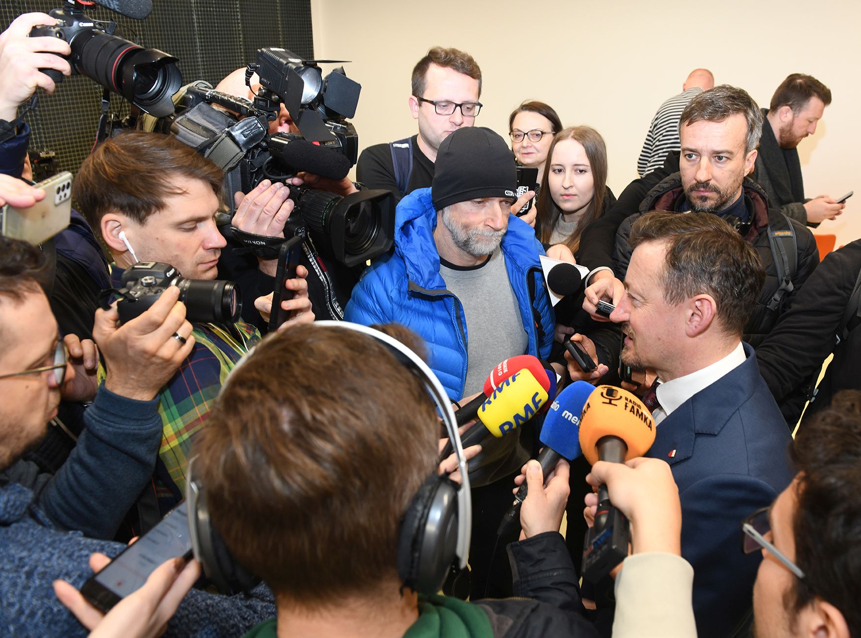 Konferencja prasowa z udziałem Adama Małysza. Wokół prezesa tłum dziennikarzy z mikrofonami