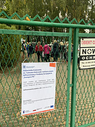 Plakat projektu „Dostępna PK” na ogrodzeniu tereny szkolenia