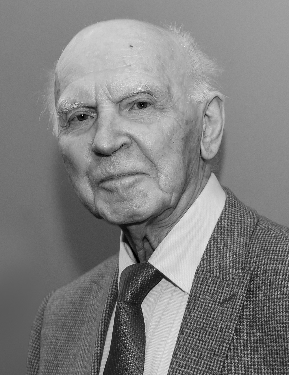 Profesor Witold Cęckiewicz na zdjęciu portretowym