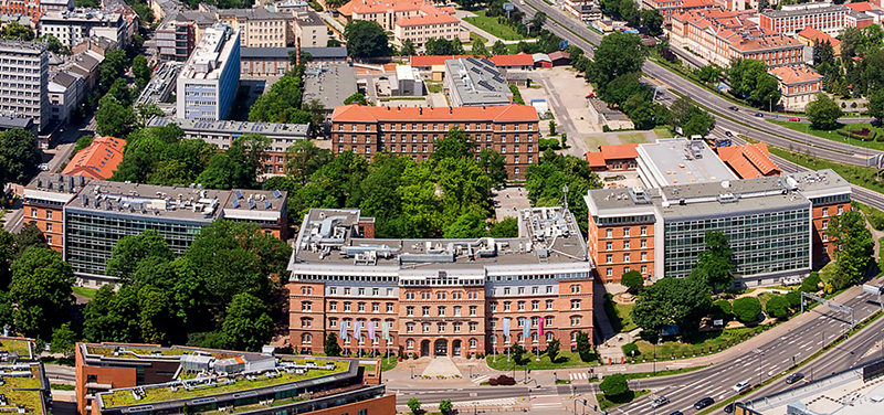 Zdjęcie z lotu ptaka. Na nim kompleks budynków będący kampusem uczelni przy ulicy Warszawskiej