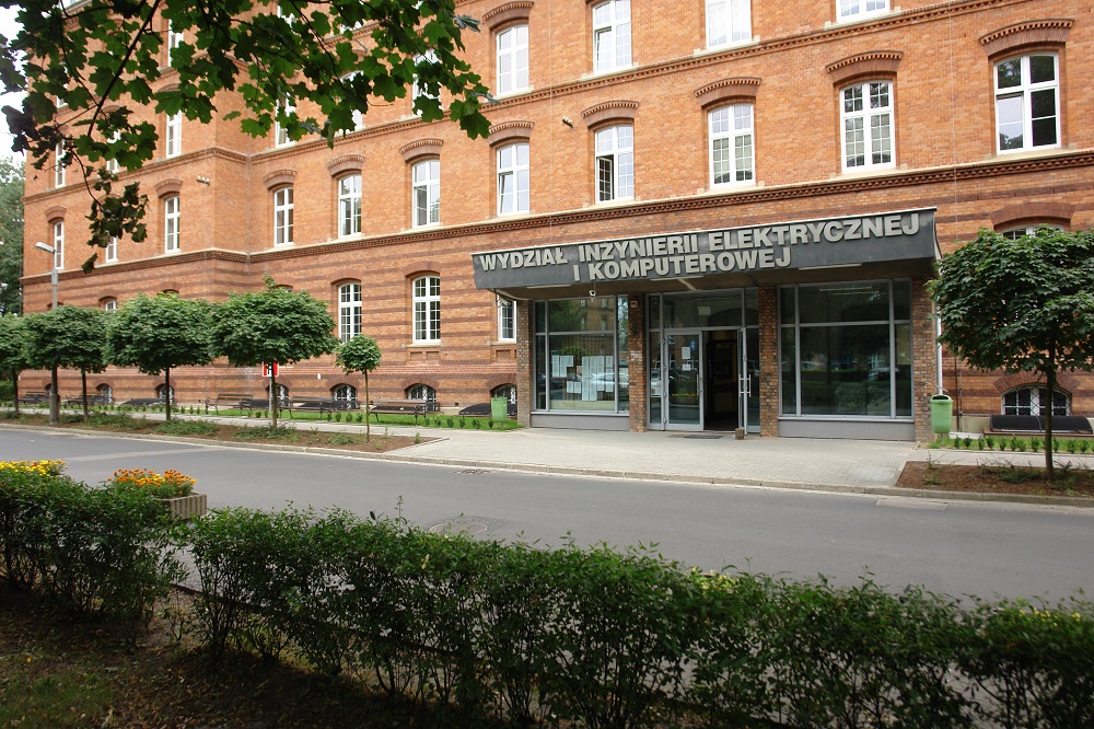 Ceglany budynek Wydziału Inżynierii Elektrycznej i Komputerowej na kampusie przy ulicy Warszawskiej