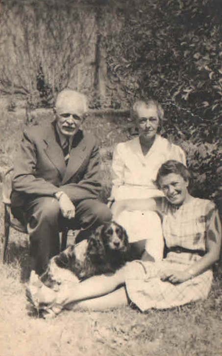 Izydor Stella-Sawicki razem z żoną Jadwigą i córką, również Jadwigą oraz pieskiem Perkiem, zdjęcie wykonane prawdopodobnie latem 1939 r., krótko przed wybuchem wojny