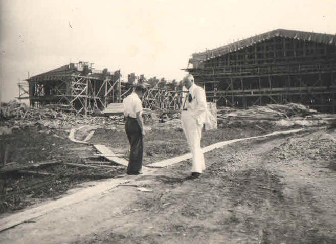 Izydor Stella-Sawicki (w białym ubraniu) i Andrzej Janiszewski, krewny profesora, na budowie hangaru w Rakowicach