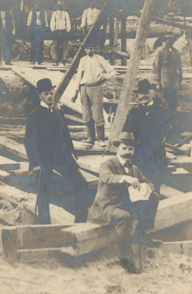 Budowa mostu na Zamarstynowie, we Lwowie, początek XX w., na pierwszym planie: Izydor Stella-Sawicki (po lewej w meloniku) oraz Dyonizy Howarth i Jan Lenczowski