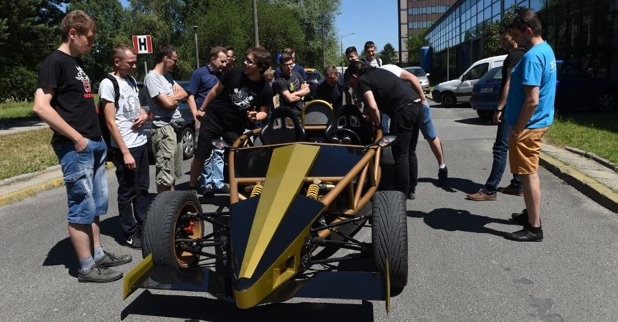 Studenci Politechniki Krakowskiej oglądają bolid skonstruowany w ramach pracy dyplomowej 