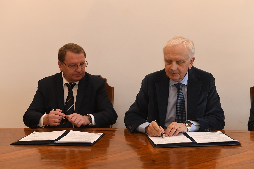 podpisanie umowy między PK a MPK, prof. Dariusz Bogdał i prof. Andrzej Białkiewicz