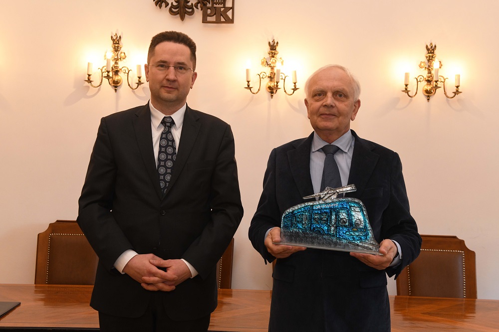 podpisanie umowy między PK a MPK, dr Rafał Świerczyński i prof. Andrzej Białkiewicz