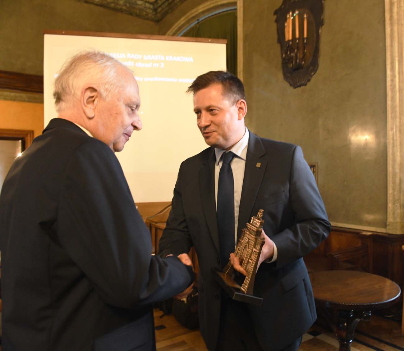 Rektor PK prof. Andrzej Białkiewicz odbiera statuetkę z rąk prezesa Wodociągów Miasta Krakowa Piotra Ziętary