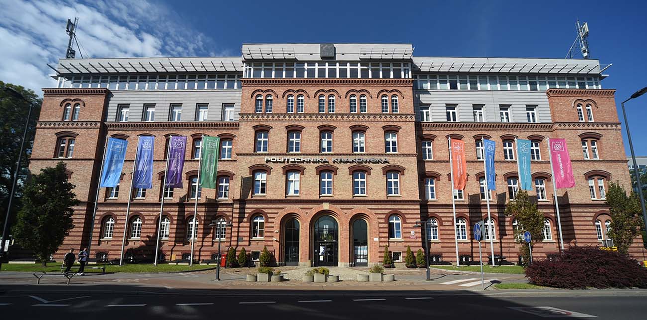 Budynek główny PK od strony ul. Warszawskiej. Przed budynkiem flagi ośmiu wydziałów uczelni
