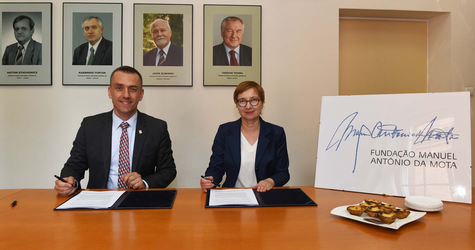 Dziekan WIL prof. Andrzej Szarata i pełnomocnik Fundacji Manuel António da Mota Izabela Ciemięga podpisują porozumienie dotyczące stypendiów dla studentów z Ukrainy