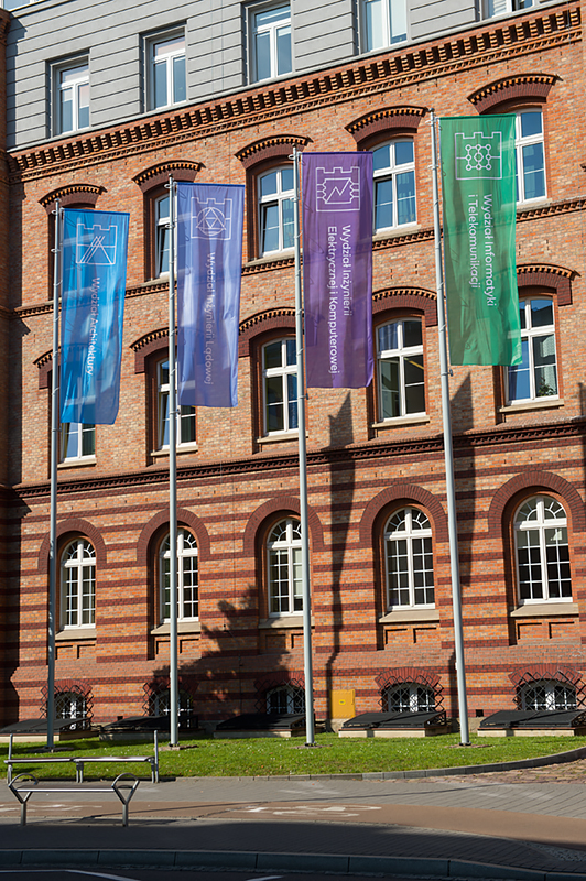 Fragment głównego budynku PK z flagami wydziałów