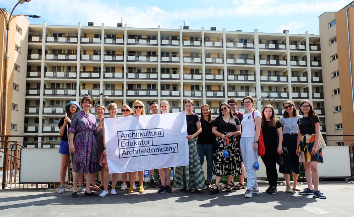 Uczestnicy studiów podczas warsztatów z dostępności na osiedlu Przyczółek Grochowski w Warszawie