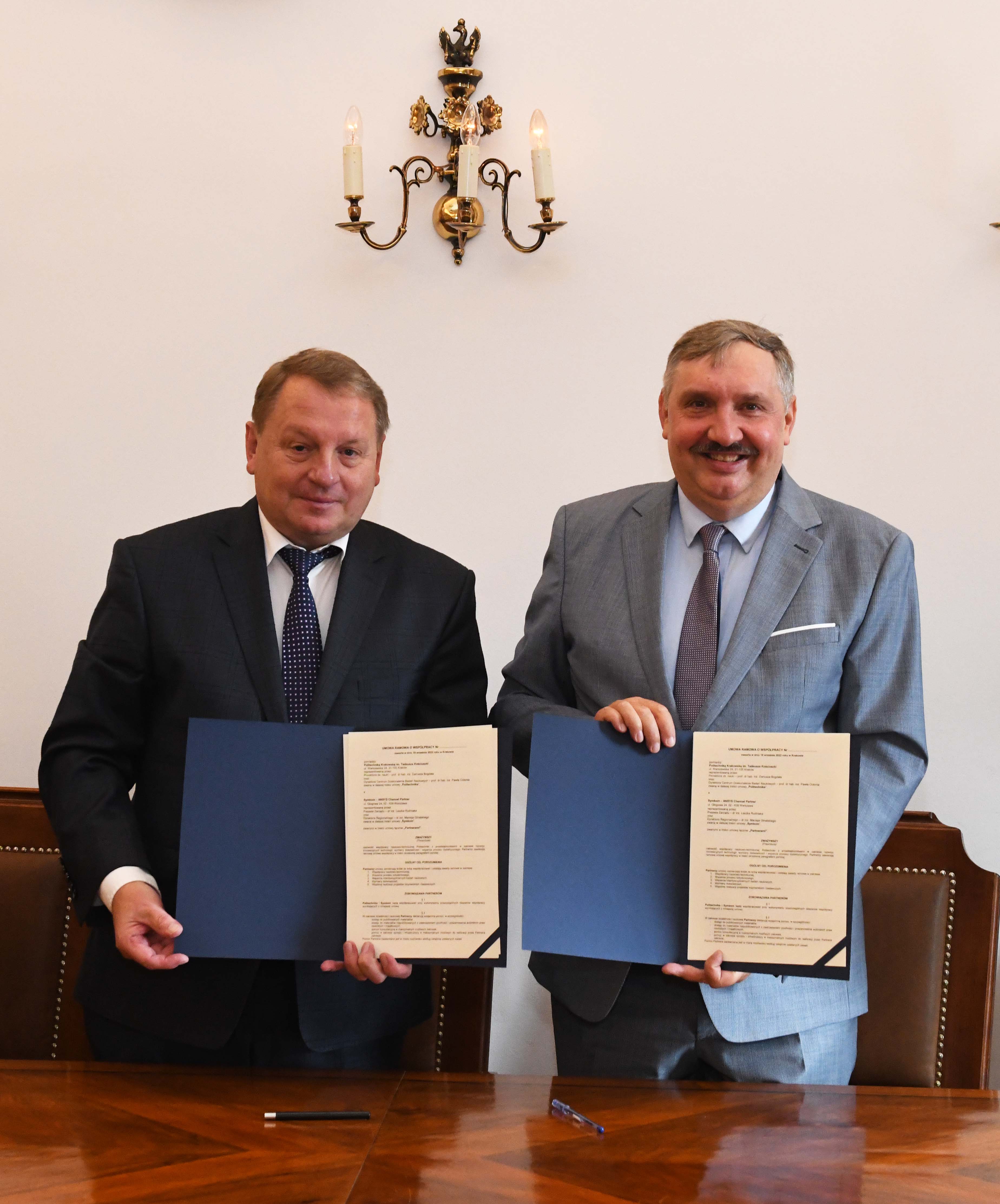 Prorektor ds. nauki PK prof. Dariusz Bogdał i prezes Symkom dr inż. Leszek Rudniak trzymają podpisane umowy