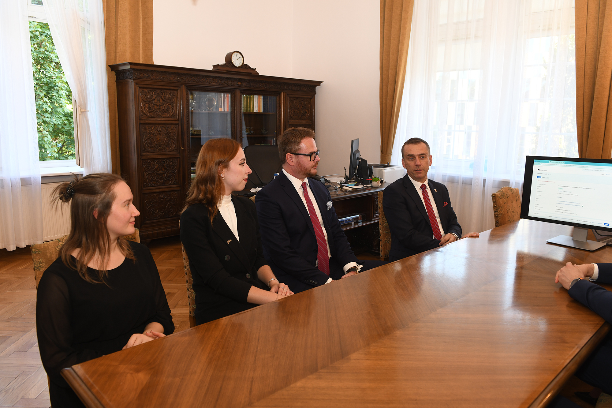 Uczestnicy spotkania z rektorem PK i przedstawicielami firmy DotConnect siedzą przy stole, wśród nich prezes Grupy Landeskrone i Fundacji Książąt Lubomirskich książę Jan Lubomirski-Lanckoroński.