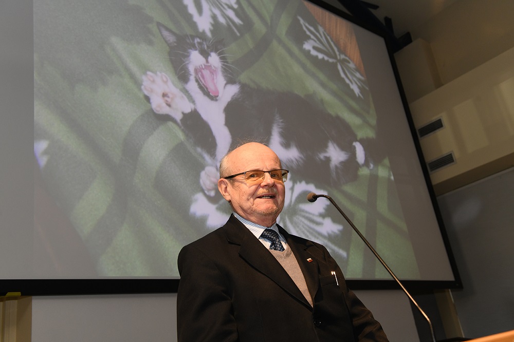 Dr Jacek Wojs z wykładem inauguracyjnym, w tle slajd jego prezentacji