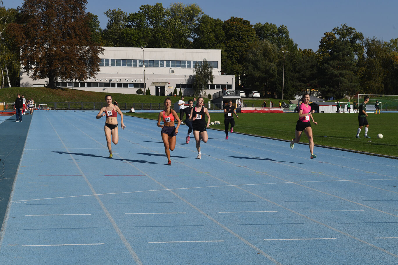Grupa kobiet biegnie na bieżni.