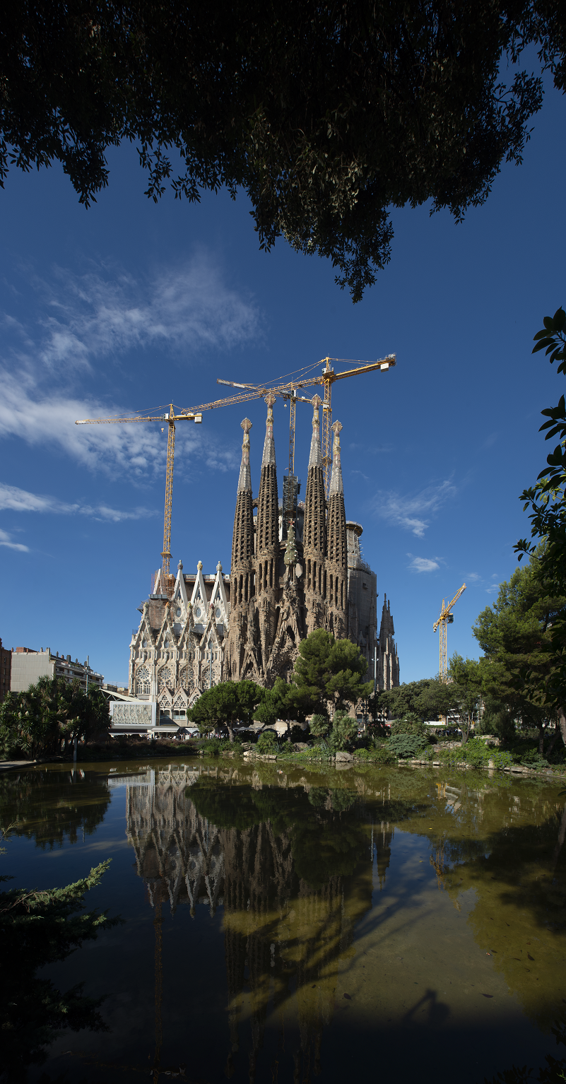  Sagrada Familia i żurawie na budowie