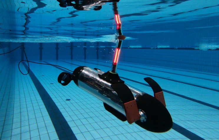 pojazd biomimetyczny zanurzony w wodzie w basenie