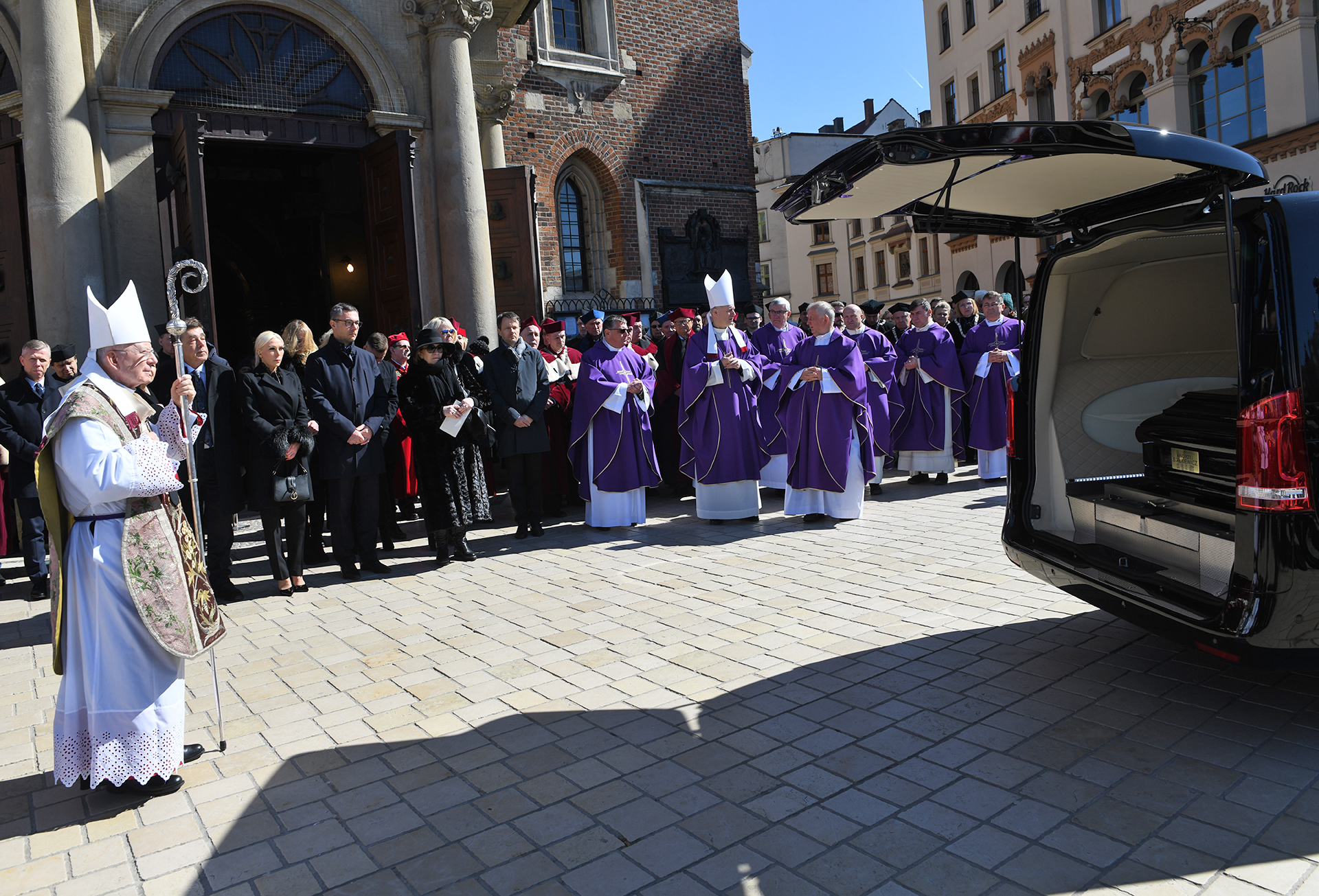 arcybiskup Jędraszewski błogosławi trumnę przed odjazdem sprzed kościoła mariackiego