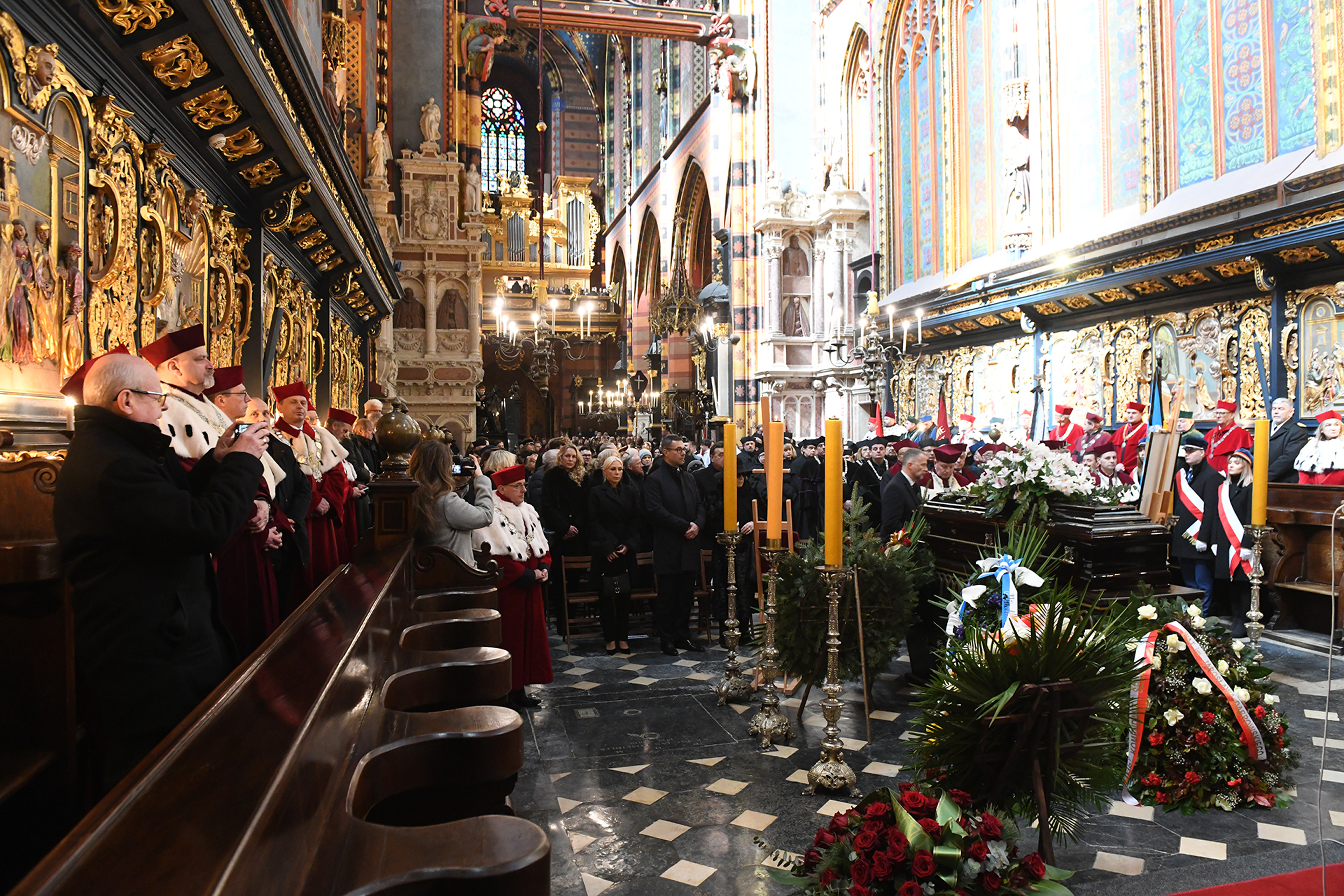 prezbiterium kościoła Mariackiego, trumna ś.p. rektora Andrzeja Białkiewicza i wieńce, widok od strony ołtarza