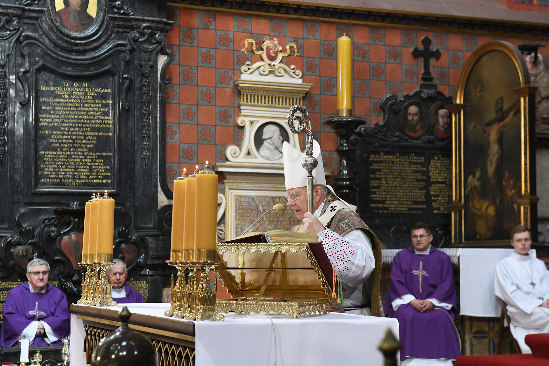 Arcybiskup Marek Jędraszewski przy ołtarzu