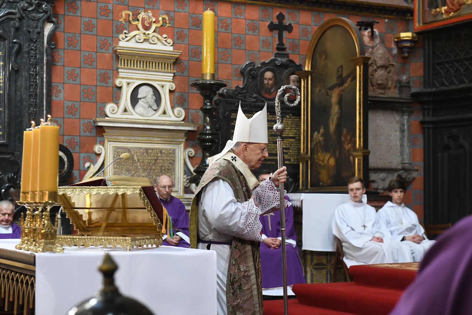 Arcybiskup Marek Jędraszewski przy ołtarzu