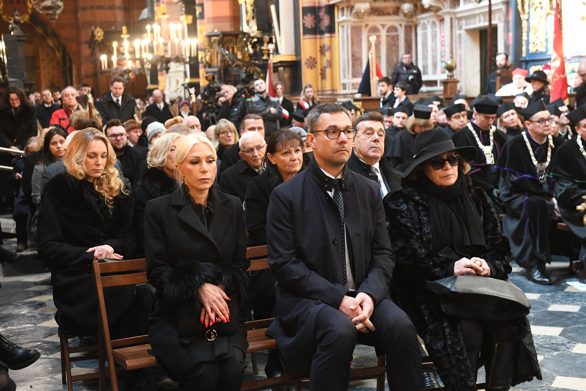 Rodzina  ś.p. rektora Andrzeja Białkiewicza w kościele mariackim
