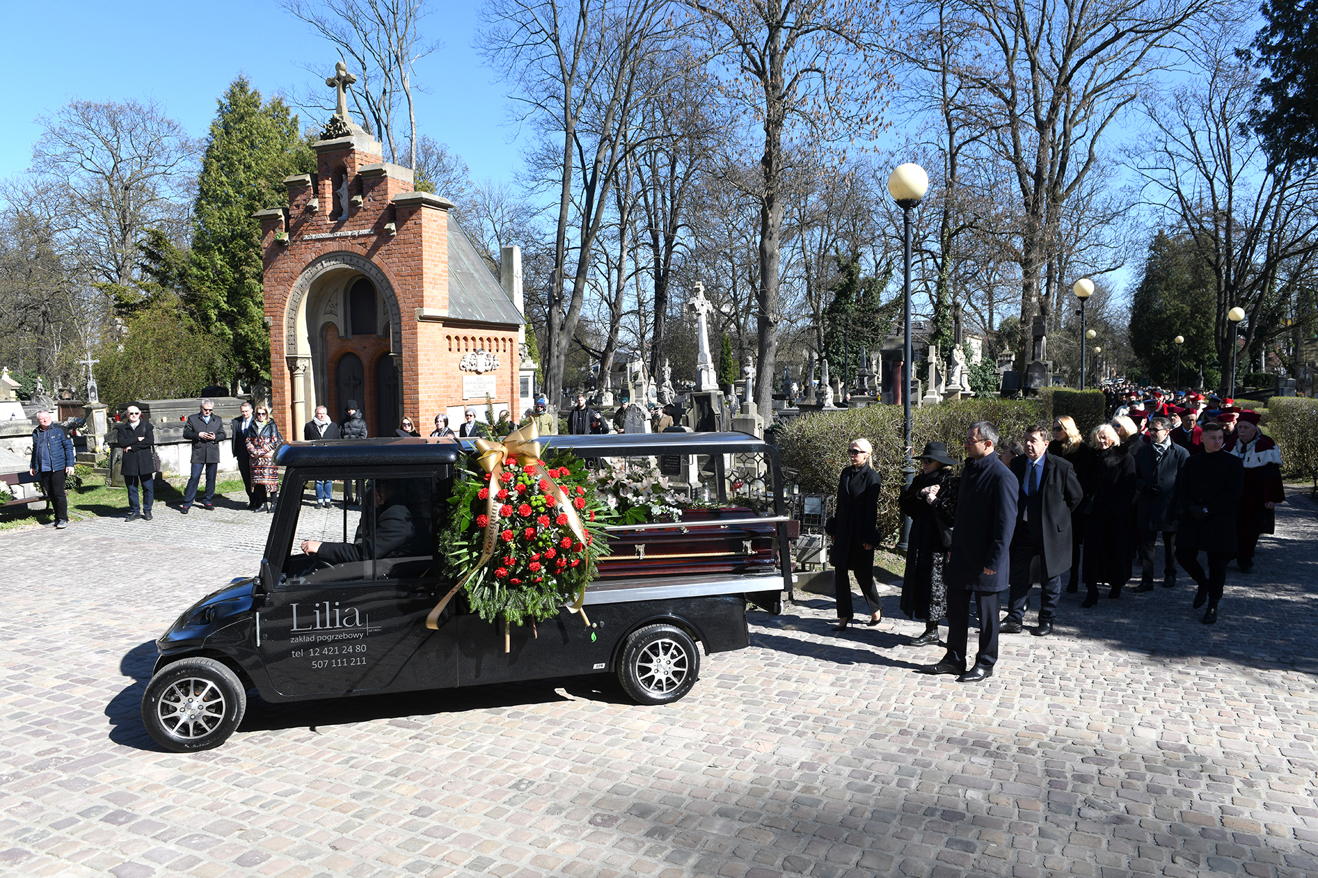 Kondukt za trumną ś.p. rektora Andrzeja Białkiewicza na Cmentarzu Rakowickim