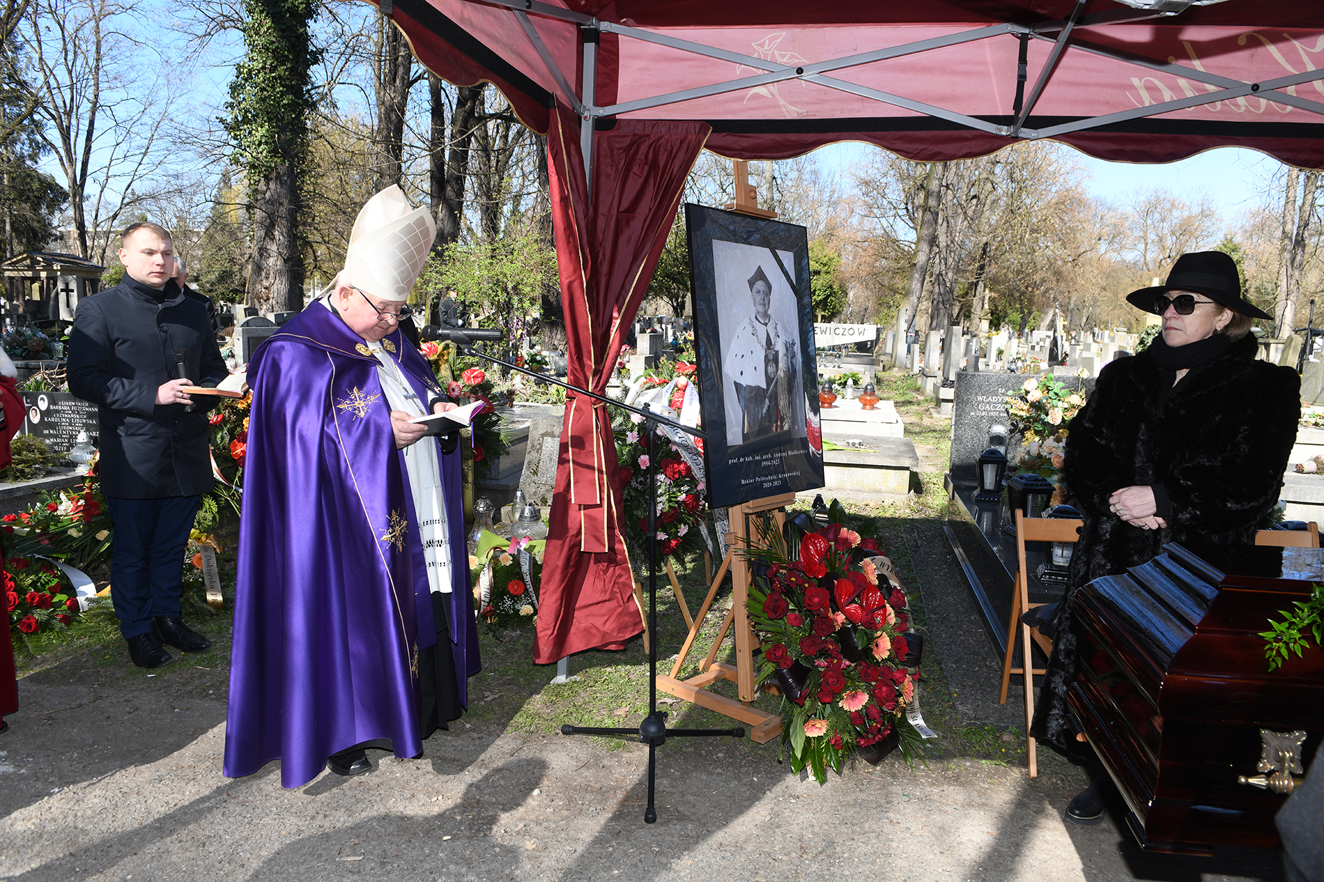 ksiądz kardynał Satanisław Dziwisz i żona ś.p. rektora Andrzeja Białkiewicza przy grobie na Cmentarzu Rakowickim
