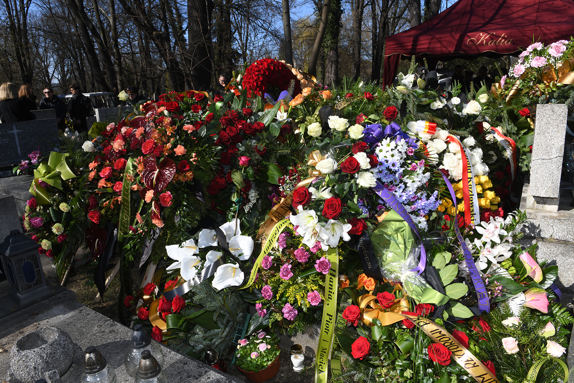 Kwiaty i wieńce na grobie ś.p. rektora Andrzeja Białkiewicza