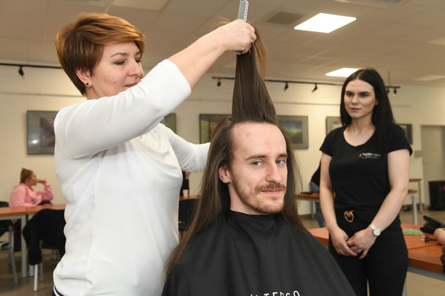 Fryzjerka obcina włosy chłopakowi w ramach akcji "o włos od pomocy"