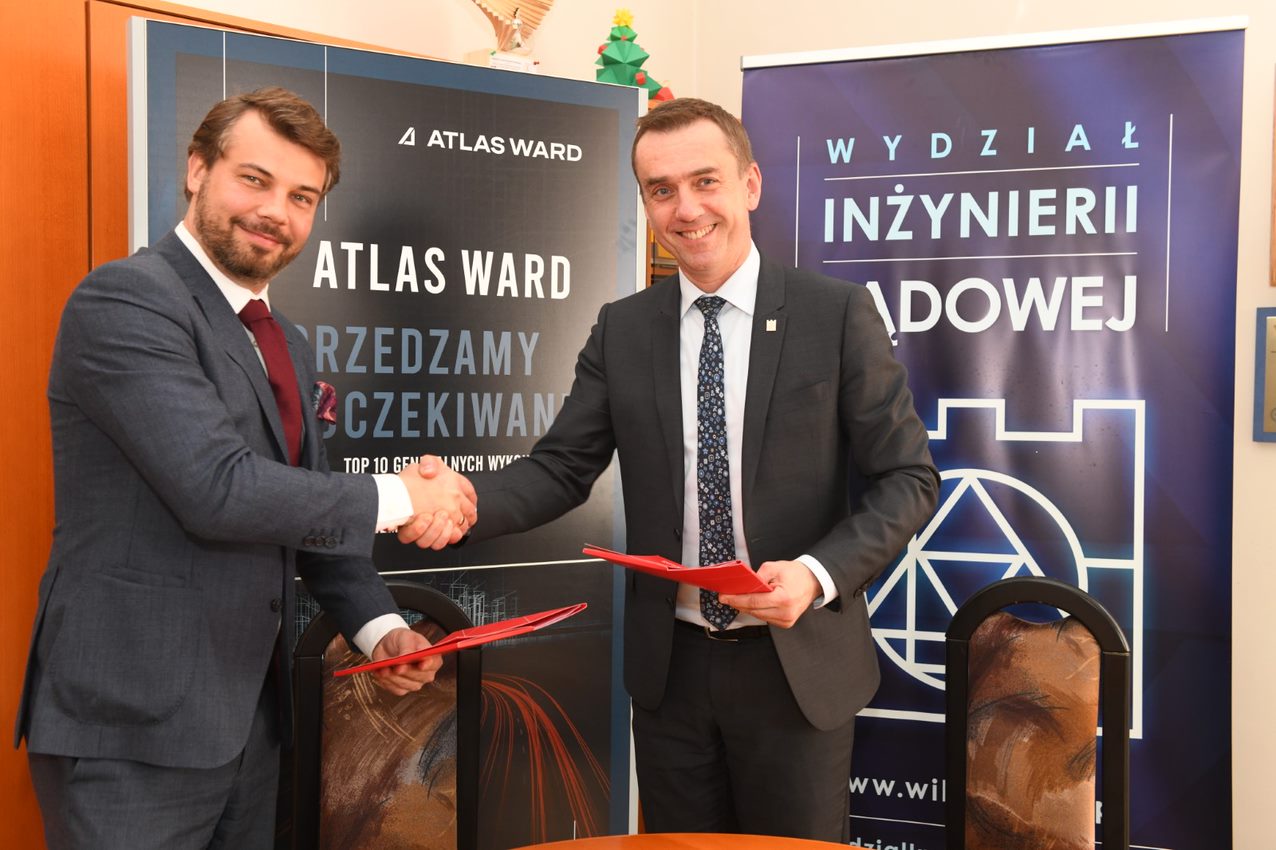Tomasz Ślęzak, członek zarządu firmy Atlas Ward i dziekan WIL prof. Andrzej Szarata podają sobie ręce po podpisaniu umowy