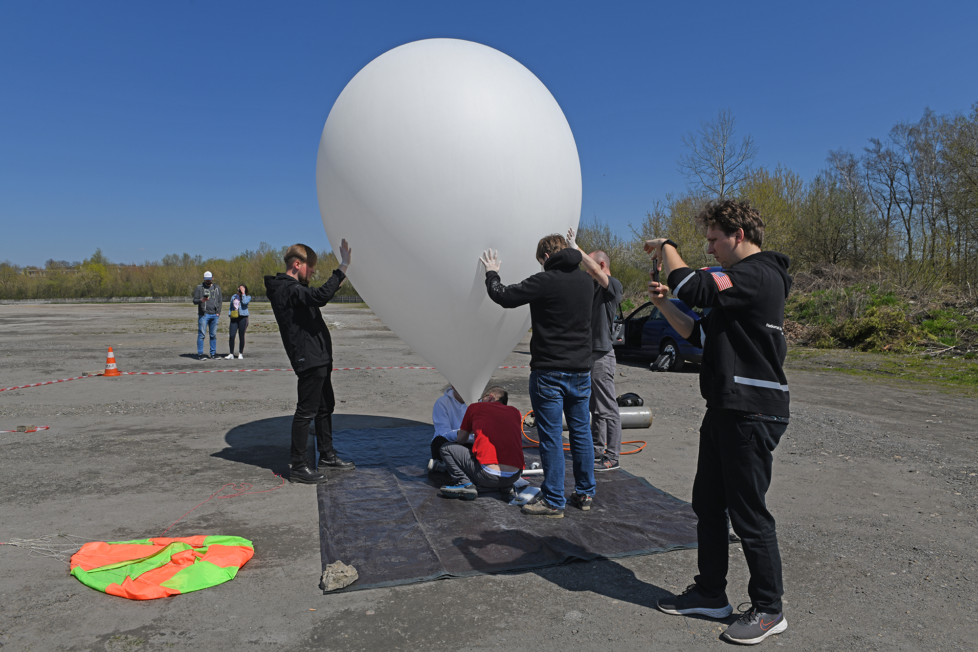 Studenci napełniają balon wodorem