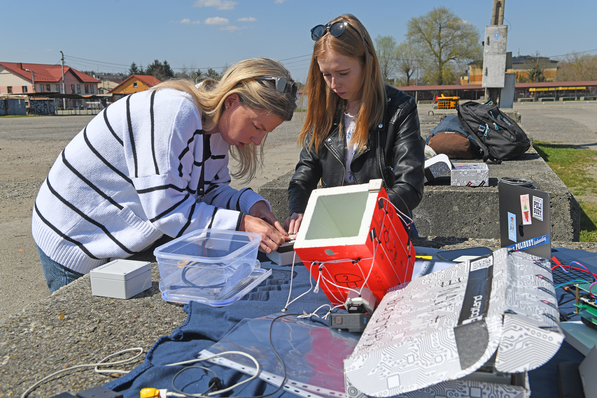 Mgr inż. Katarzyna Smelcerz i jedna ze studentek przygotowują detektor i sondę