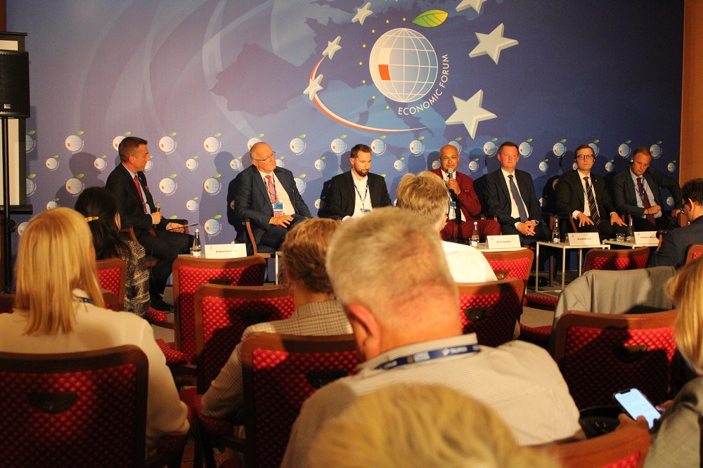 Panel dyskusyjny moderowany przez rektora PK. Od lewej prof. Szarata i 6 uczestników dyskusji