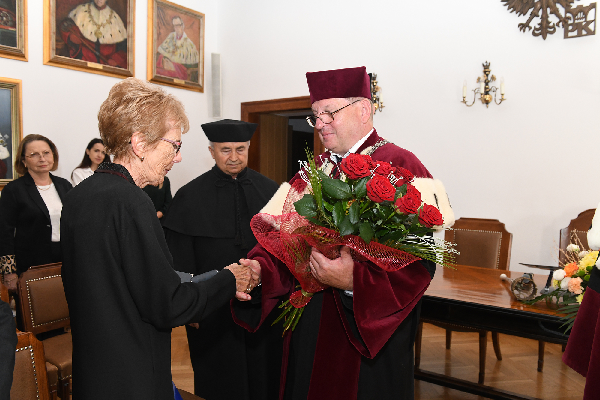 Od lewej: Eva Klemesova, prof. Jan Taler, prorektor ds. nauki PK prof. Dariusz Bogdał, który gratuluje i przekazuje kwiaty 