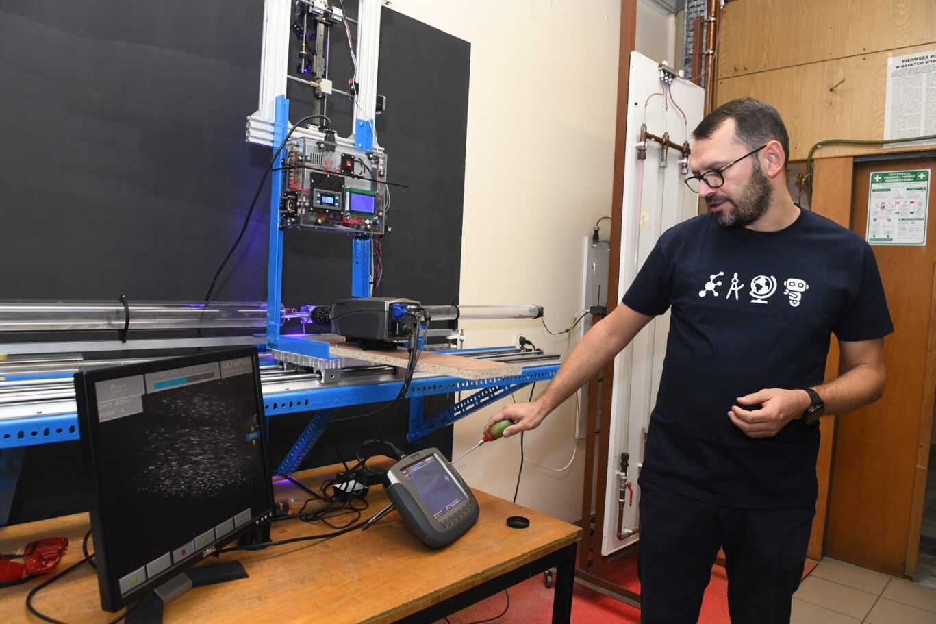 Pracownik PK pokazuje sprzęt laboratoryjny podczas Małopolskiej Nocy Naukowców w 2022 roku