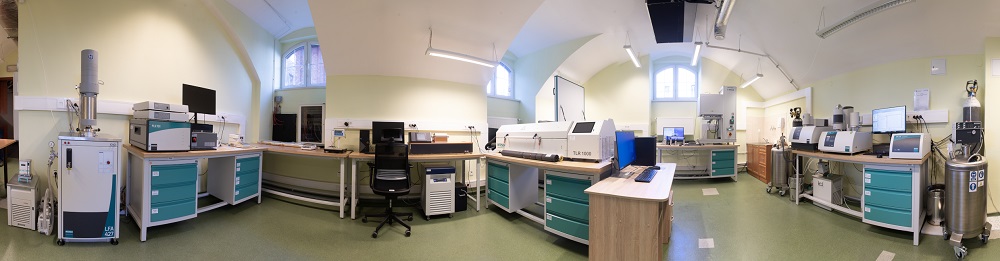 Pomieszczenie nowego laboratorium z biurkami, aparaturą i innymi sprzętami