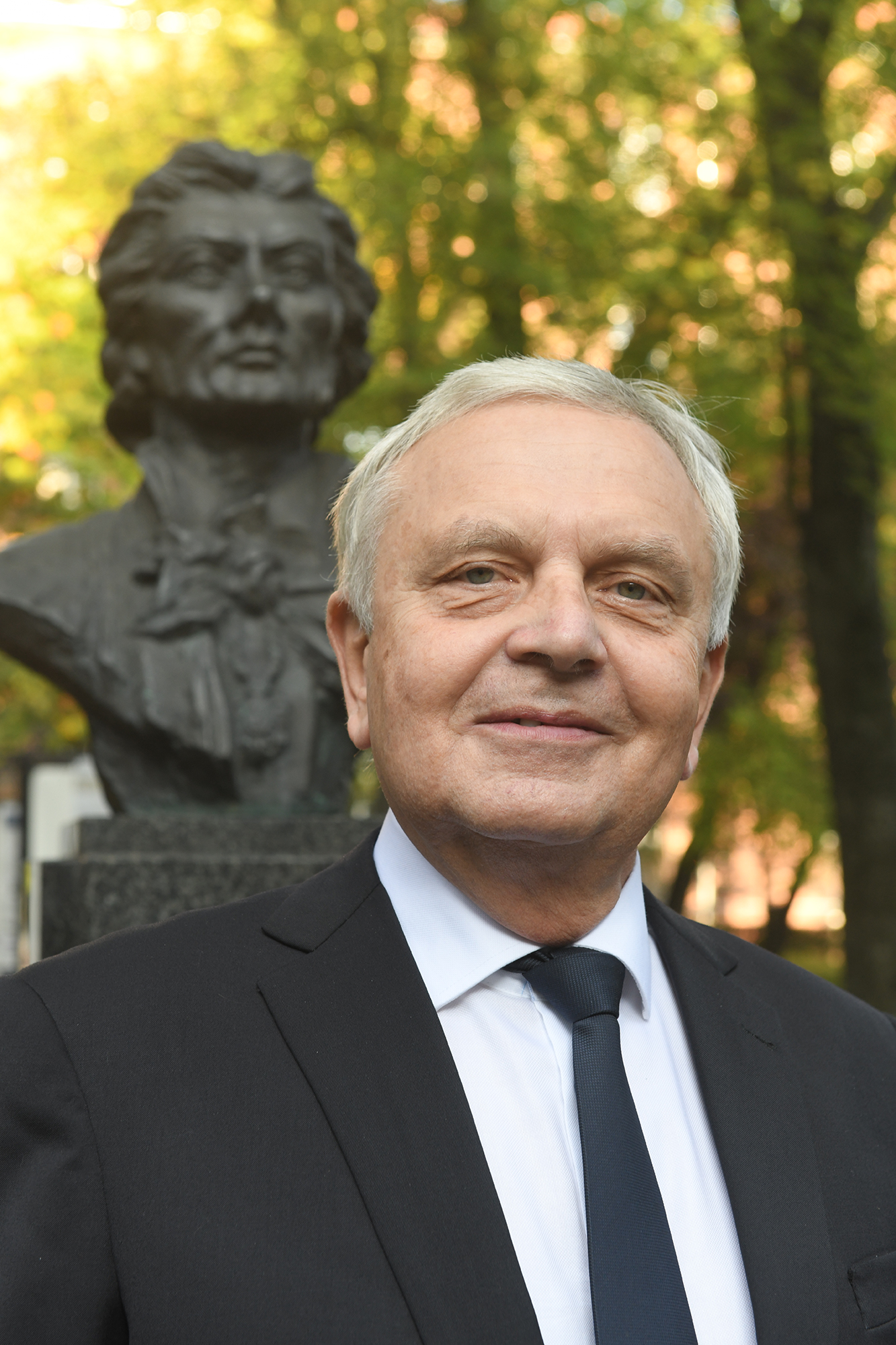 Andrzej Białkiewicz koło popiersia Kościuszki na kampusie uczelni