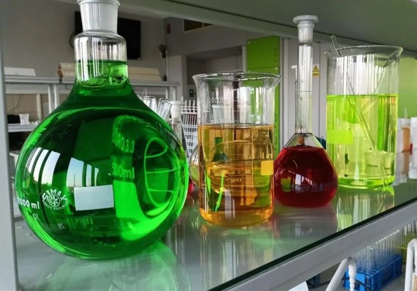 Naczynia laboratoryjne z płynami w różnych kolorach