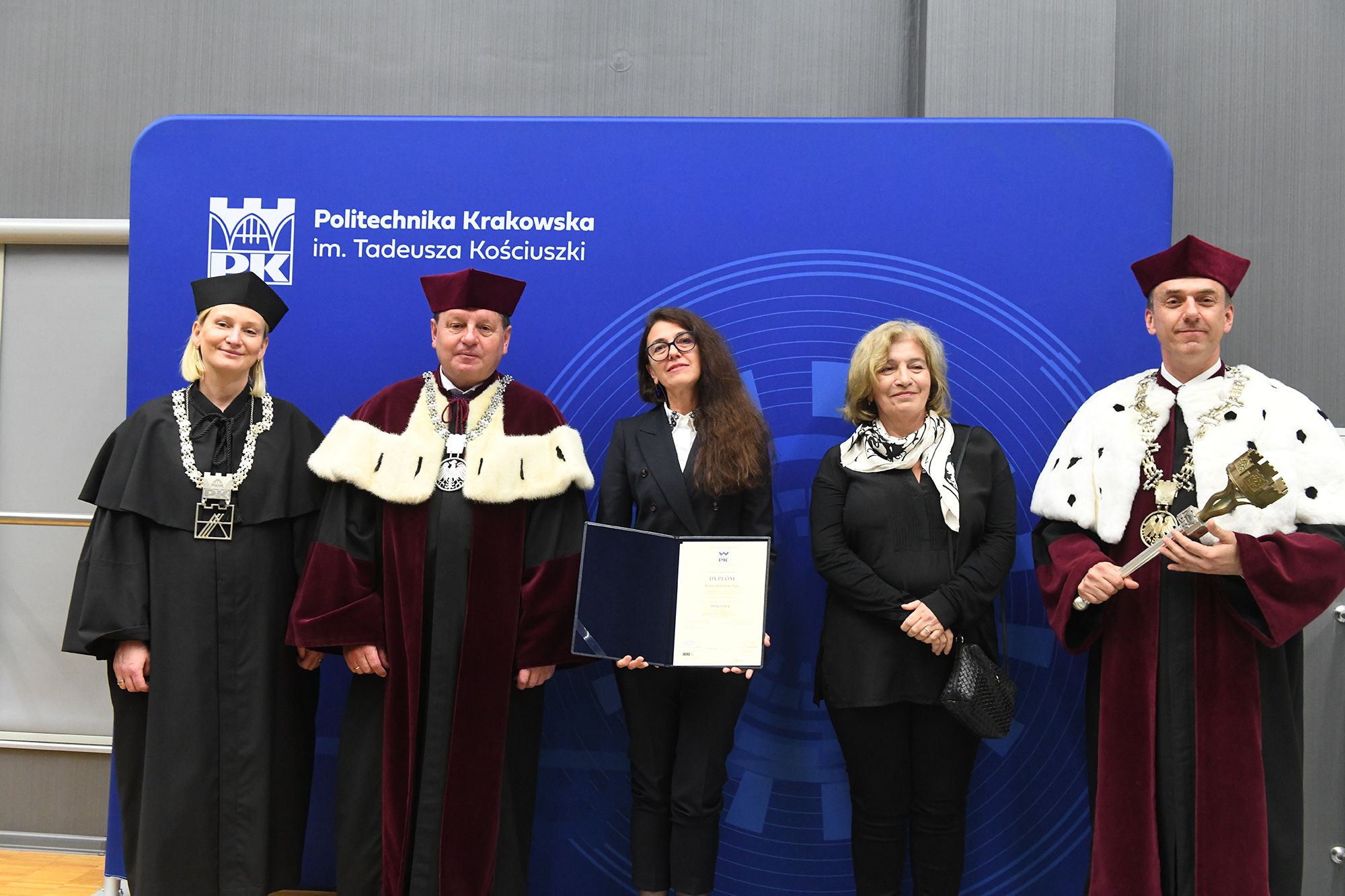 Do zdjęcia pozują od lewej: prof. Justyna Kobylarczyk, prorektor Dariusz Bogdał, dr Bożena Boba-Dyga, prof. Maria Żychowska, rektor Andrzej Szarata