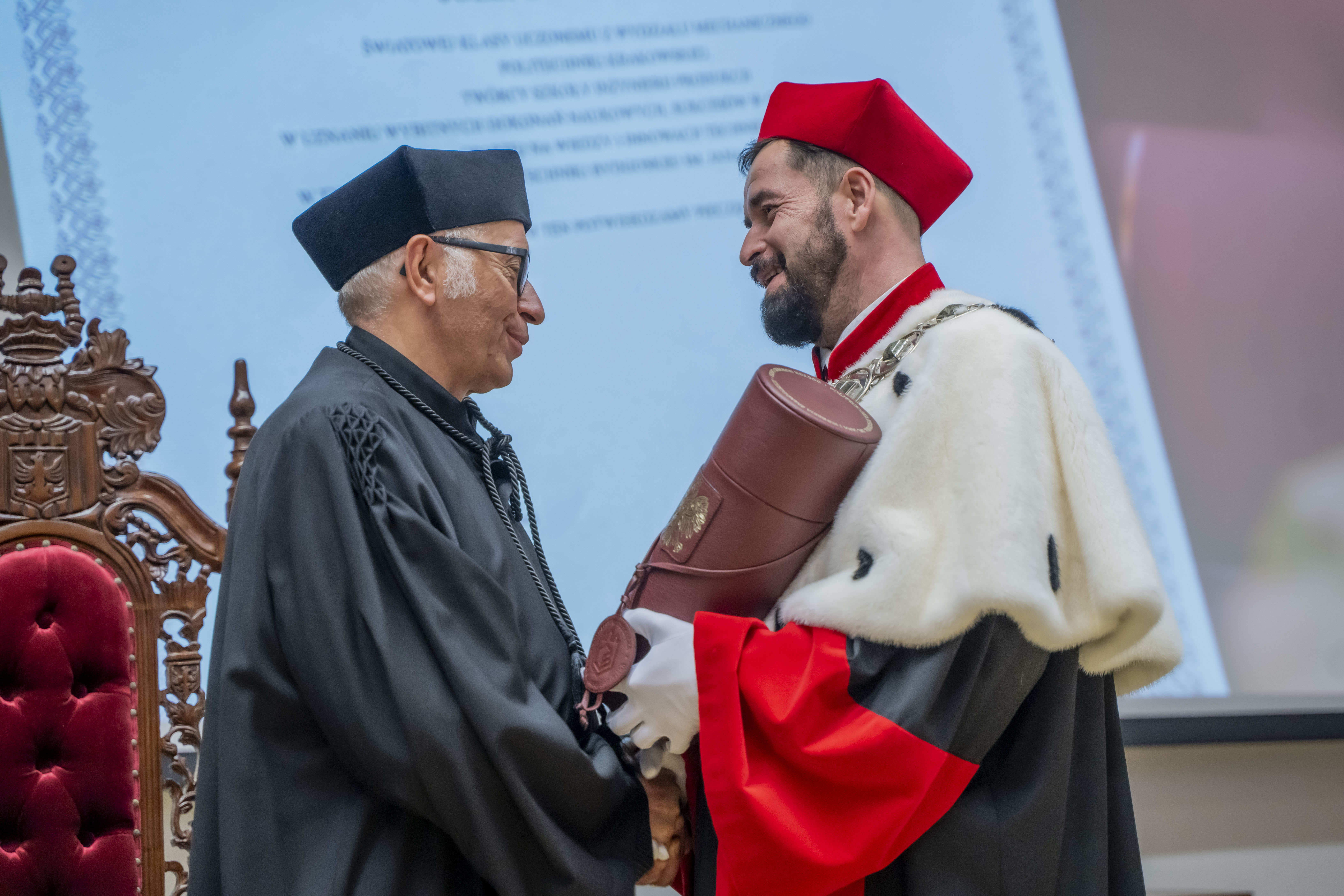 Rektor Politechniki Bydgoskiej wręcza tytuł doktora honoris causa prof. Józefowi Gawlikowi